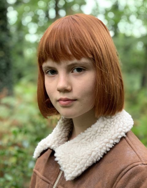 Isla Johnston is a child actress from The Queen's Gambit