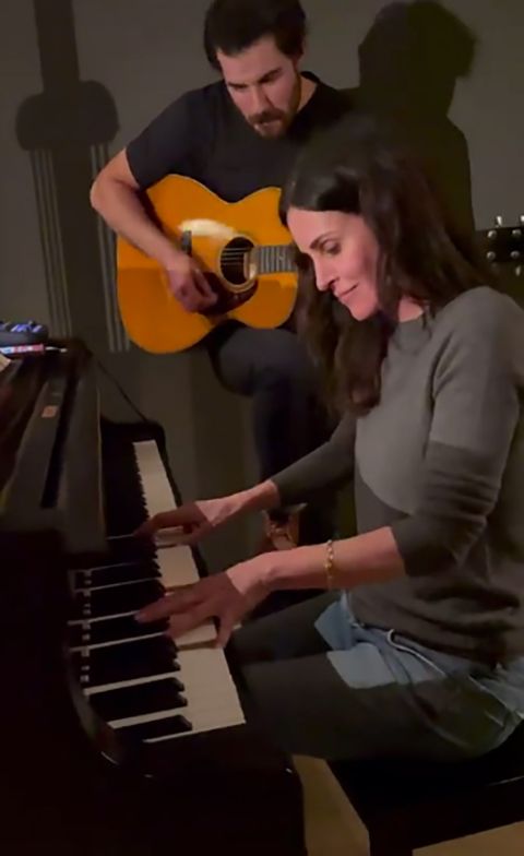 Courtney Cox playing friends theme on piano