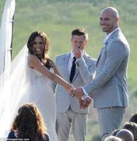 Jana Kramer and her ex husband Michael Gambino holding hands on their marriage.