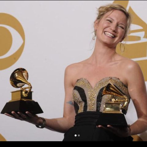 Todd Van Sickle's ex-wife, Jennifer Nettles holding her Grammy Award